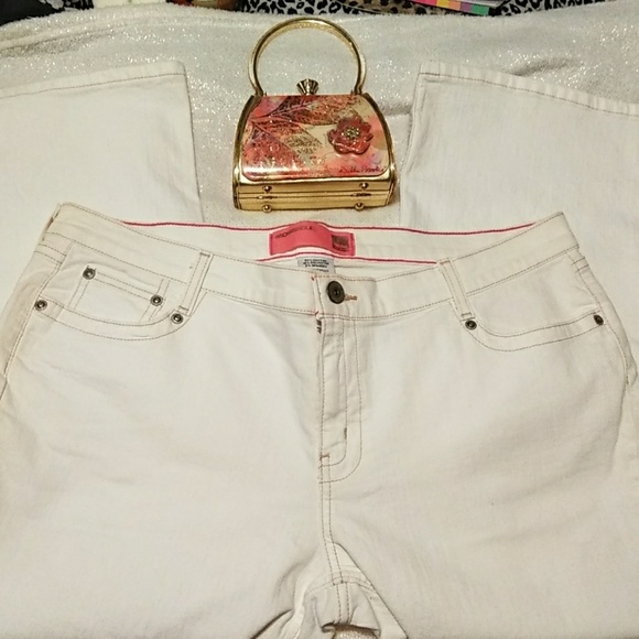 Mossimo Supply Co. Denim - ☀️NWOT CHIC MOSSIM WHITE CROPPED SEMI FLAIR CAPRIS